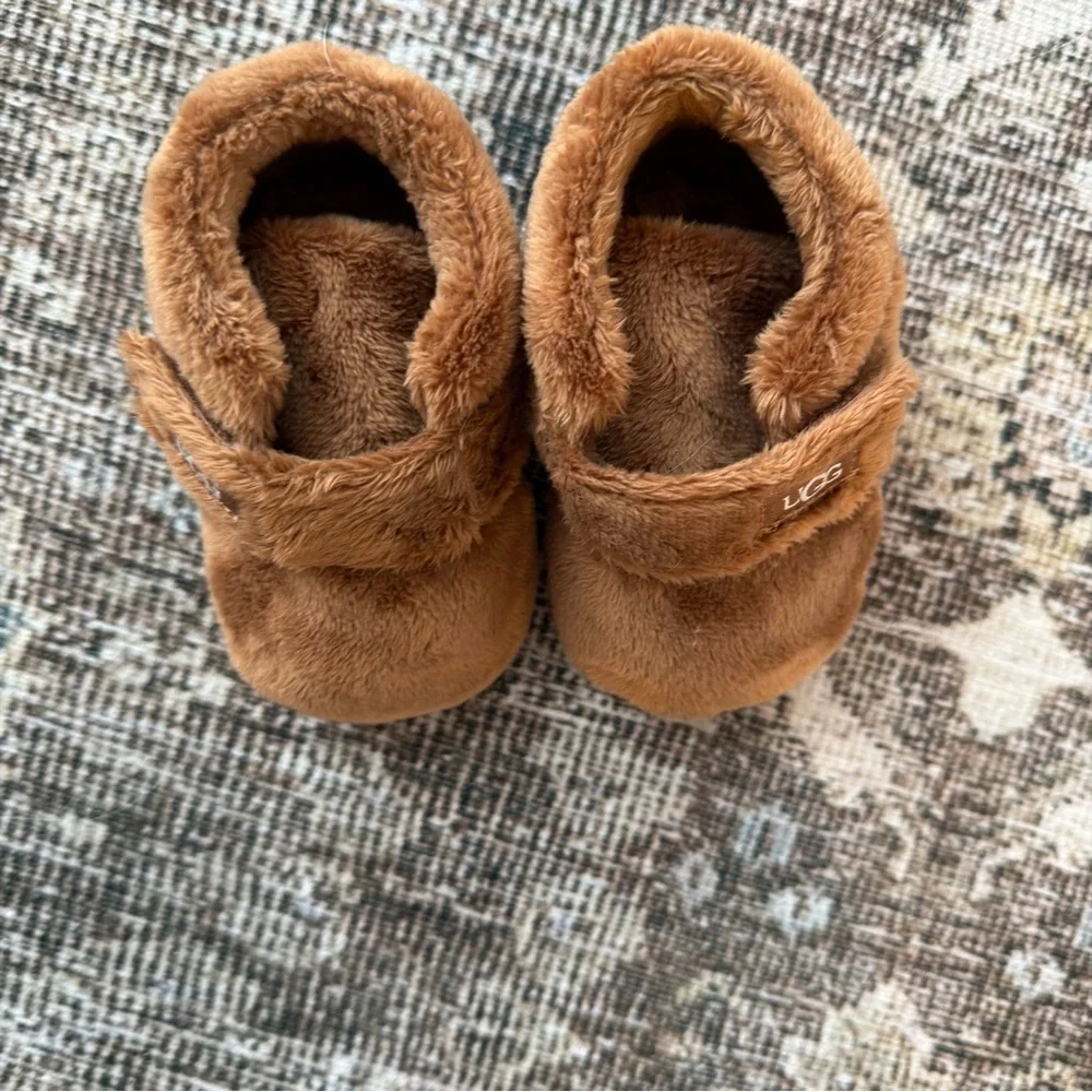 Baby Ugg Bixbee Chesnut Infant Booties Size 2/3T- NWOT